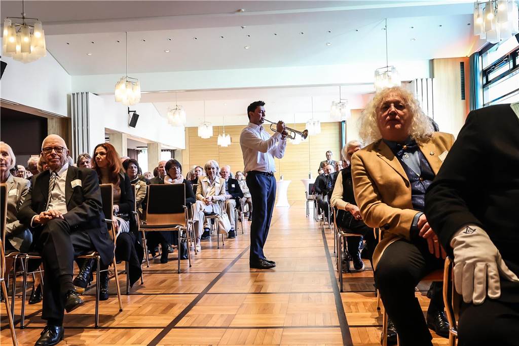 Rund 200 Gäste waren zum Neujahrsempfang der Freimaurerloge „Zur alten Linde“ in den Industrieklub am Alten Markt gekommen. Dort hielt Desiree Wendenburg vom Landesamt für Verfassungsschutz NRW einen Vortrag über Spionage und Cyberangriffe. Daneben gab es Musik und viel Zeit für Gespräche.
