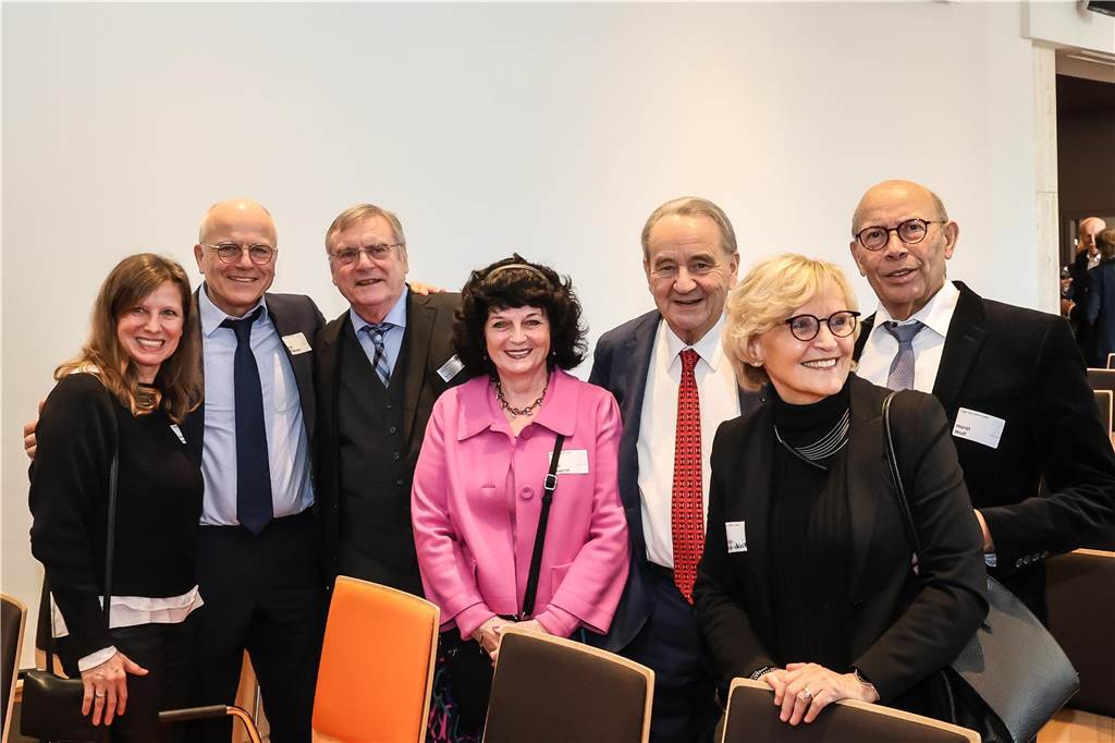 Rund 200 Gäste waren zum Neujahrsempfang der Freimaurerloge „Zur alten Linde“ in den Industrieklub am Alten Markt gekommen. Dort hielt Desiree Wendenburg vom Landesamt für Verfassungsschutz NRW einen Vortrag über Spionage und Cyberangriffe. Daneben gab es Musik und viel Zeit für Gespräche.