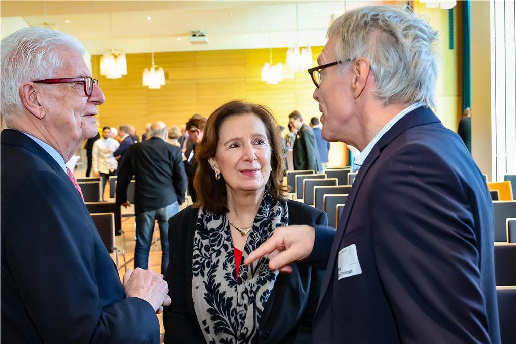 Rund 200 Gäste waren zum Neujahrsempfang der Freimaurerloge „Zur alten Linde“ in den Industrieklub am Alten Markt gekommen. Dort hielt Desiree Wendenburg vom Landesamt für Verfassungsschutz NRW einen Vortrag über Spionage und Cyberangriffe. Daneben gab es Musik und viel Zeit für Gespräche.