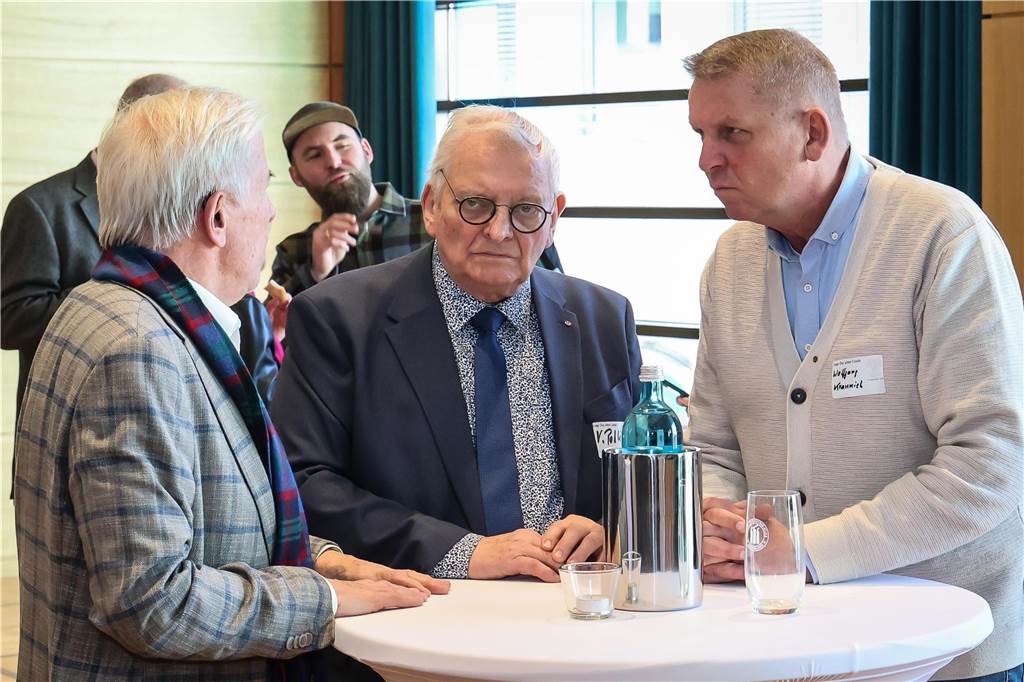 Rund 200 Gäste waren zum Neujahrsempfang der Freimaurerloge „Zur alten Linde“ in den Industrieklub am Alten Markt gekommen. Dort hielt Desiree Wendenburg vom Landesamt für Verfassungsschutz NRW einen Vortrag über Spionage und Cyberangriffe. Daneben gab es Musik und viel Zeit für Gespräche.