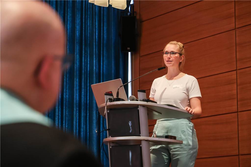 Rund 200 Gäste waren zum Neujahrsempfang der Freimaurerloge „Zur alten Linde“ in den Industrieklub am Alten Markt gekommen. Dort hielt Desiree Wendenburg vom Landesamt für Verfassungsschutz NRW einen Vortrag über Spionage und Cyberangriffe. Daneben gab es Musik und viel Zeit für Gespräche.