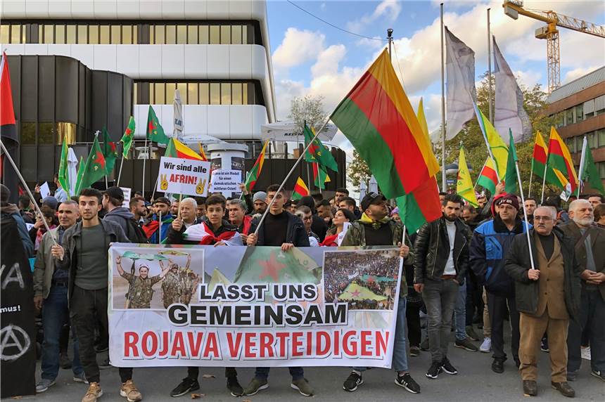 Fast 2000 Kurden ziehen über den Wall zur Reinoldikirche - mit einer klaren Botschaft Rund 200 Menschen gingen am Donnerstag gegen den erneut entfachten Krieg in Nordsyrien auf die Straße.