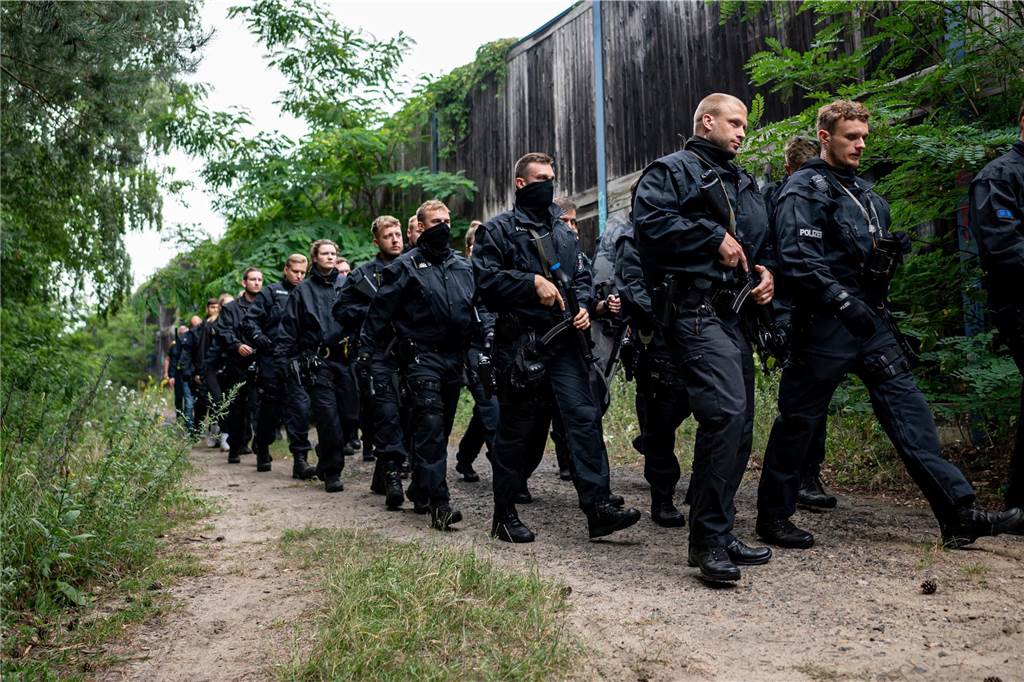 Möglicherweise Löwin entlaufen: Polizei sucht in Berlin nach Raubtier Polizisten laufen im Bereich der südlichen Landesgrenze von Berlin.