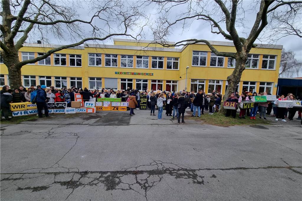Max-Wittmann-Schüler demonstrieren für baldigen Umzug nach Eving Rund 200 Schüler kamen zur Demonstration der Max-Wittmann-Schule am Dollersweg in Wickede