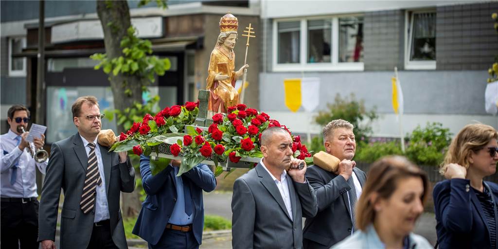 Rund 200 Teilnehmer zogen bei der Prozession über die Pfingsthuekke und durch Huckarde.
