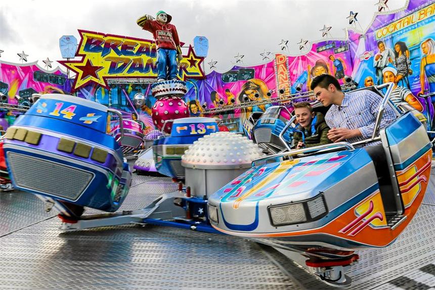 So bunt wird die 120. Dortmunder Osterkirmes Rund 200.000 Besucher kamen im vergangenen Jahr zur Osterkirmes. Die Schausteller zeigten sich zufrieden.Auch das Karussell "Break Dancer" ist in diesem Jahr wieder dabei.