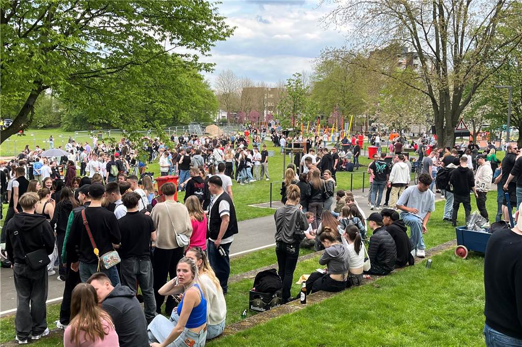 Hunderte feiern im Bürgerpark: Ruhige Schicht fürs Ordnungsamt Rund 250 bis 300 Jugendliche feierten am 1. Mai im Bürgerpark.