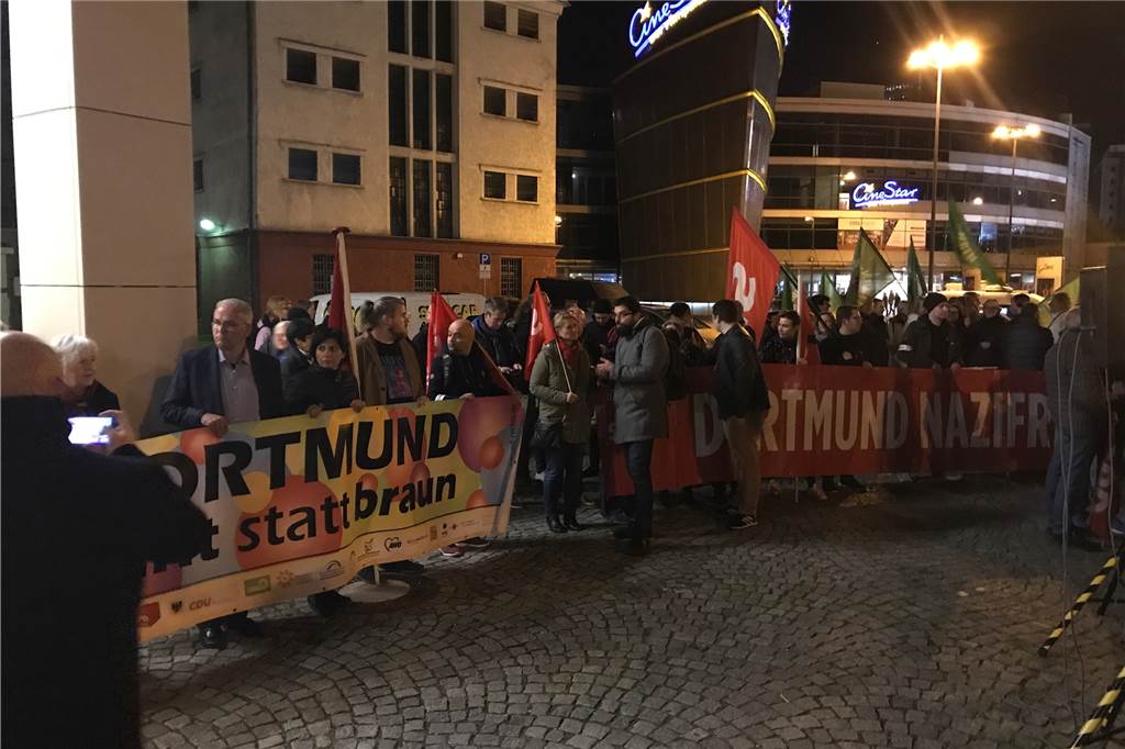550 Nazi-Gegner schreien Rechtsextreme aus der Nordstadt – Liveticker zum Nachlesen Rund 250 Menschen waren gegen 19 Uhr zum Auftakt der Anti-Nazi-Demo am NSU-Mahnmal an der Steinwache gekommen.