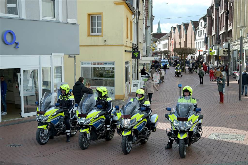 Fünfseitiges Forderungspapier an die Politik: Schüler wünschen sich lebenswerteres Lünen Rund 250 Schülerinnen und Schüler zogen durch die Lüner Innenstadt, ausgestattet mit Klima-Plakaten.