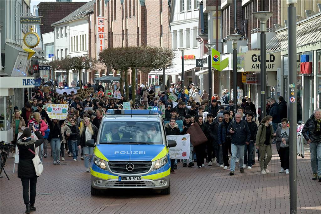 Rund 250 Schülerinnen und Schüler zogen durch die Lüner Innenstadt, ausgestattet mit Klima-Plakaten. 
