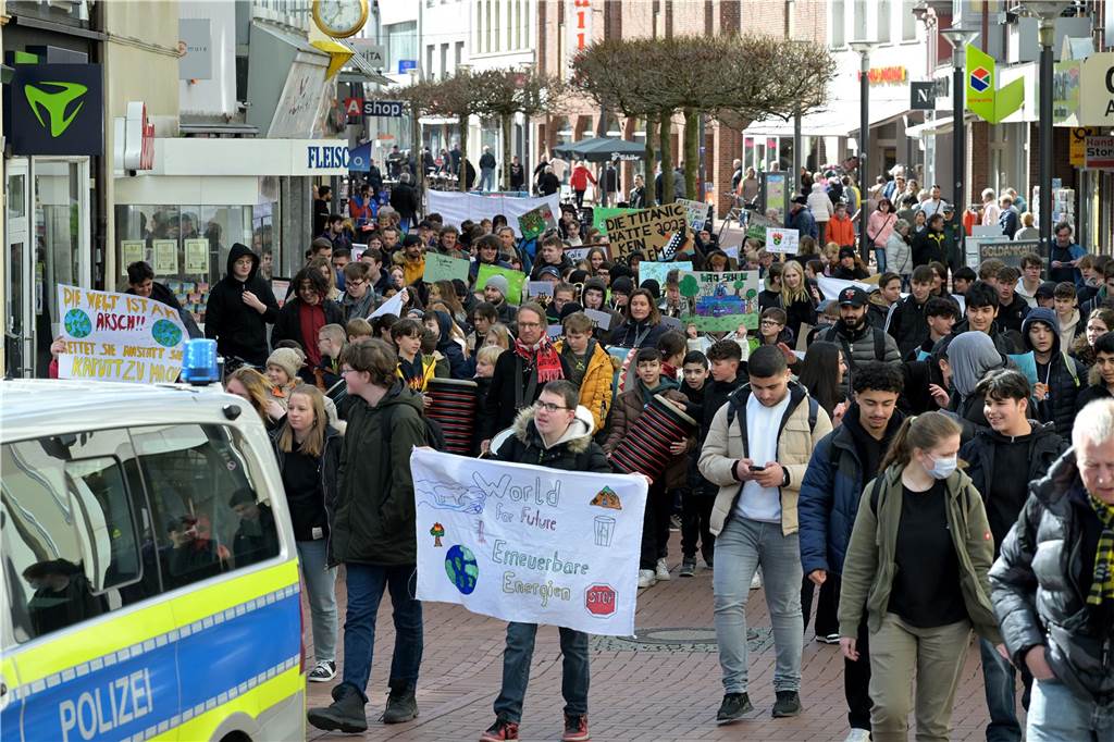 Rund 250 Schülerinnen und Schüler zogen durch die Lüner Innenstadt, ausgestattet mit Klima-Plakaten. 