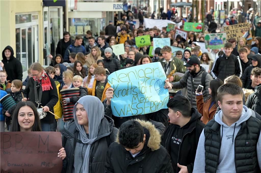 Rund 250 Schülerinnen und Schüler zogen durch die Lüner Innenstadt, ausgestattet mit Klima-Plakaten. 