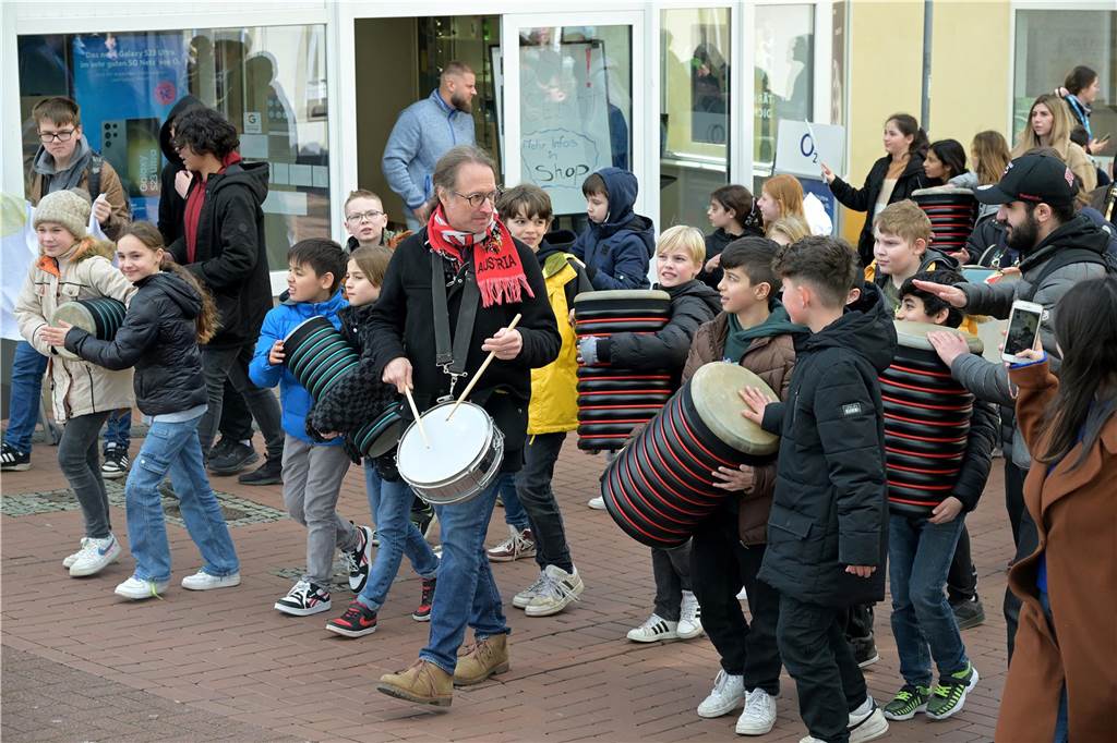 Rund 250 Schülerinnen und Schüler zogen durch die Lüner Innenstadt, ausgestattet mit Klima-Plakaten. 