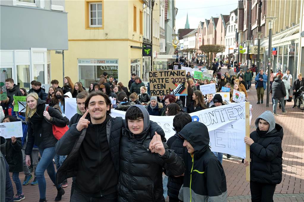 Rund 250 Schülerinnen und Schüler zogen durch die Lüner Innenstadt, ausgestattet mit Klima-Plakaten. 