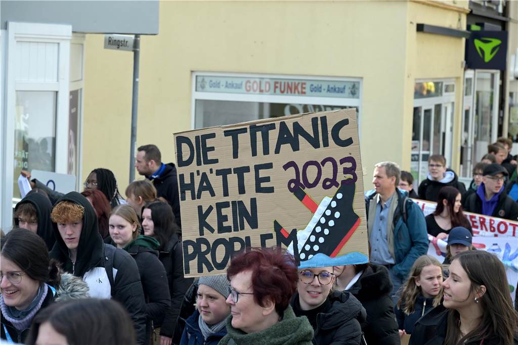 Rund 250 Schülerinnen und Schüler zogen durch die Lüner Innenstadt, ausgestattet mit Klima-Plakaten. 