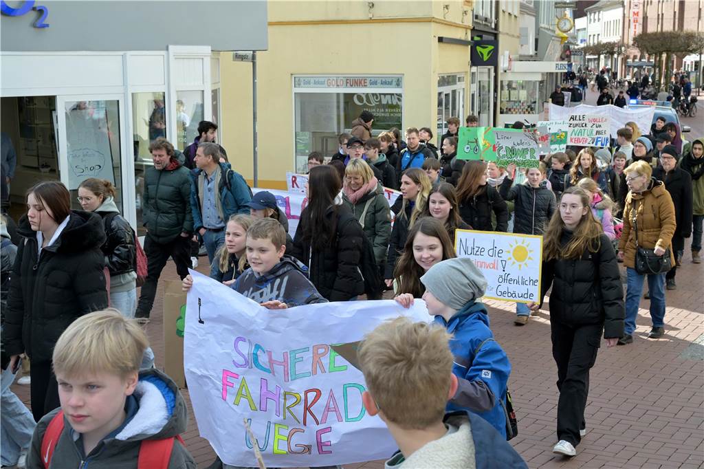 Rund 250 Schülerinnen und Schüler zogen durch die Lüner Innenstadt, ausgestattet mit Klima-Plakaten. 