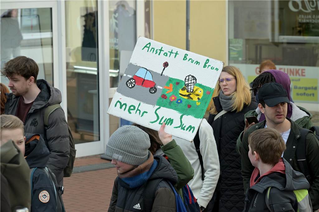 Rund 250 Schülerinnen und Schüler zogen durch die Lüner Innenstadt, ausgestattet mit Klima-Plakaten. 
