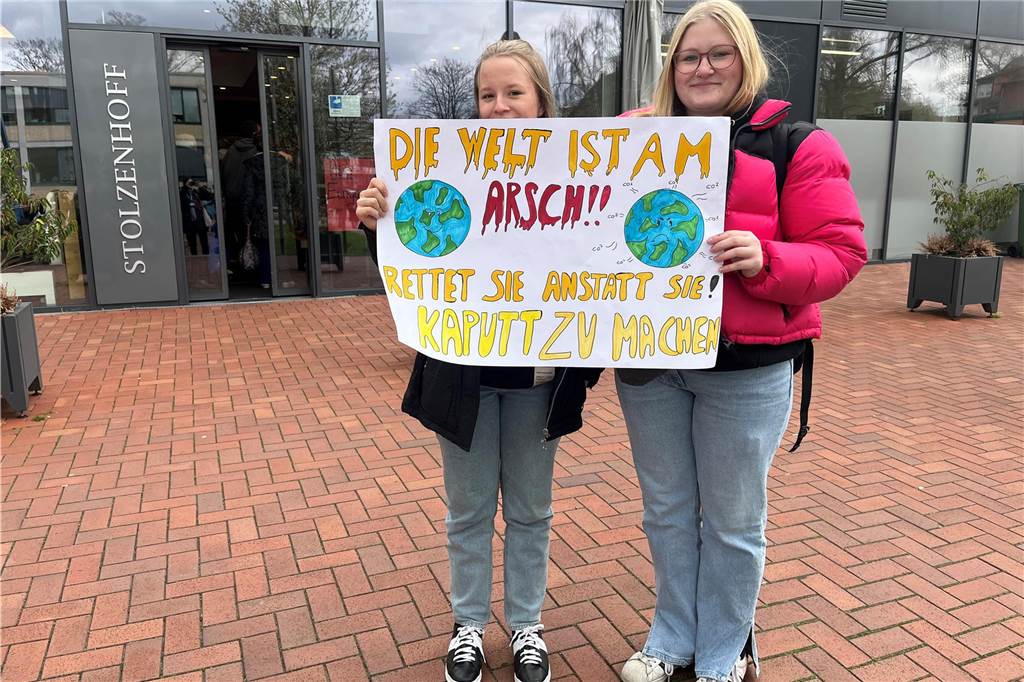 Rund 250 Schülerinnen und Schüler zogen durch die Lüner Innenstadt, ausgestattet mit Klima-Plakaten. 