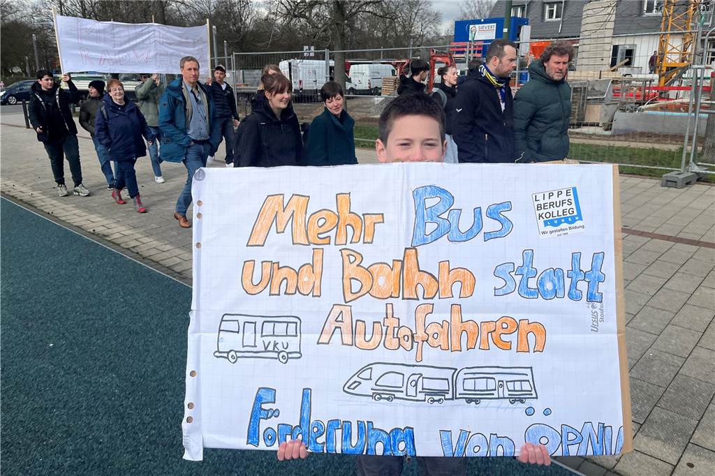 Rund 250 Schülerinnen und Schüler zogen durch die Lüner Innenstadt, ausgestattet mit Klima-Plakaten. 