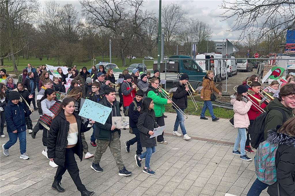 Rund 250 Schülerinnen und Schüler zogen durch die Lüner Innenstadt, ausgestattet mit Klima-Plakaten. 