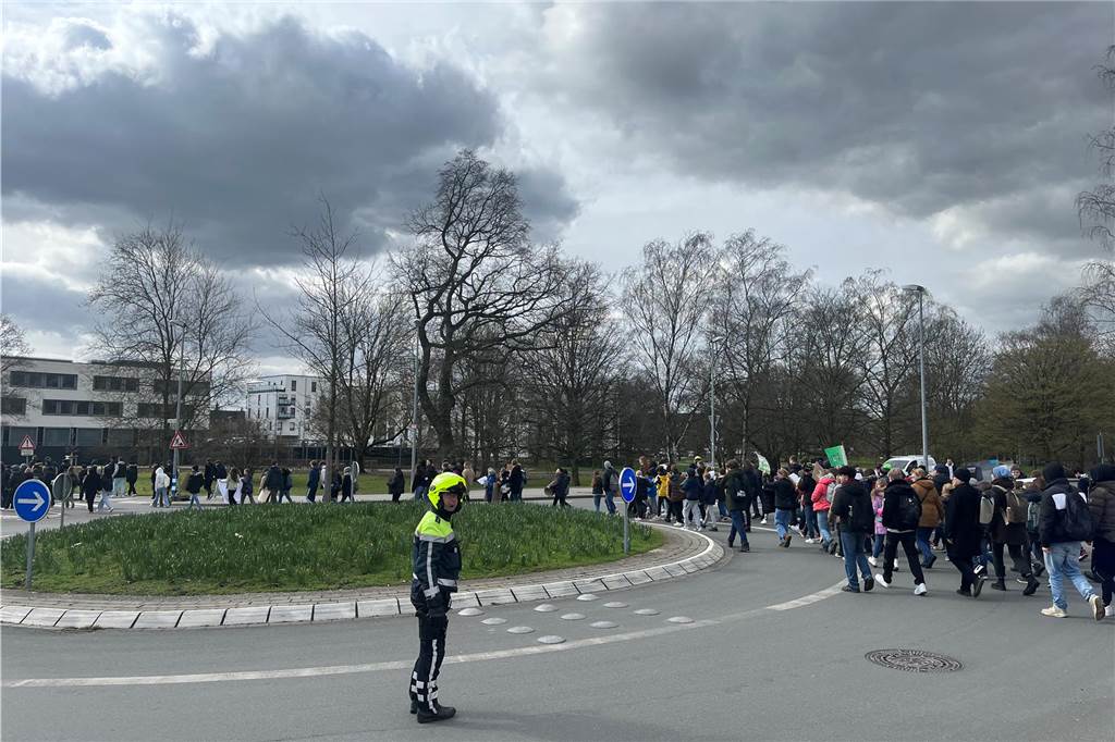 Rund 250 Schülerinnen und Schüler zogen durch die Lüner Innenstadt, ausgestattet mit Klima-Plakaten. 