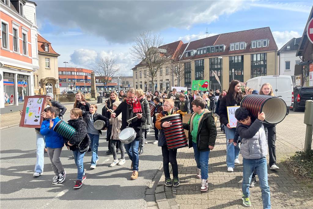 Rund 250 Schülerinnen und Schüler zogen durch die Lüner Innenstadt, ausgestattet mit Klima-Plakaten. 