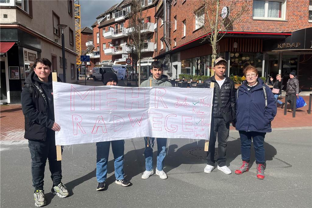Rund 250 Schülerinnen und Schüler zogen durch die Lüner Innenstadt, ausgestattet mit Klima-Plakaten. 