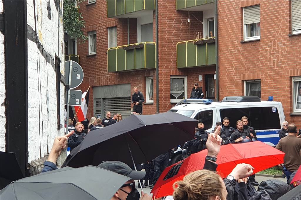 Antifa-Demo mitten durch die City: „Friedlich“ mit Mittelfingern und Beleidigungen Rund 27 Anhänger des rechtsextremen Spektrums hatten eine Gegenkundgebung durchgeführt.