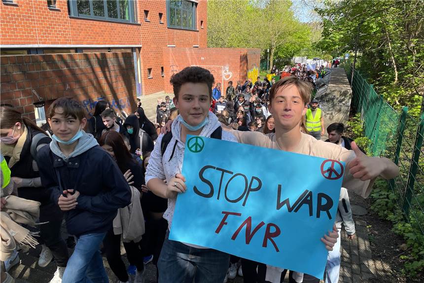 Video: Sternmarsch der Schulen und Friedensversammlung im Stadion Viele Schulen wie hier das Adalbert-Stifter-Gymnasium haben bereits Aktionen für die Ukraine und den Frieden gestartet.. Jetzt starten sechs weiterführende Schulen zu einer gemeinsame Aktion.