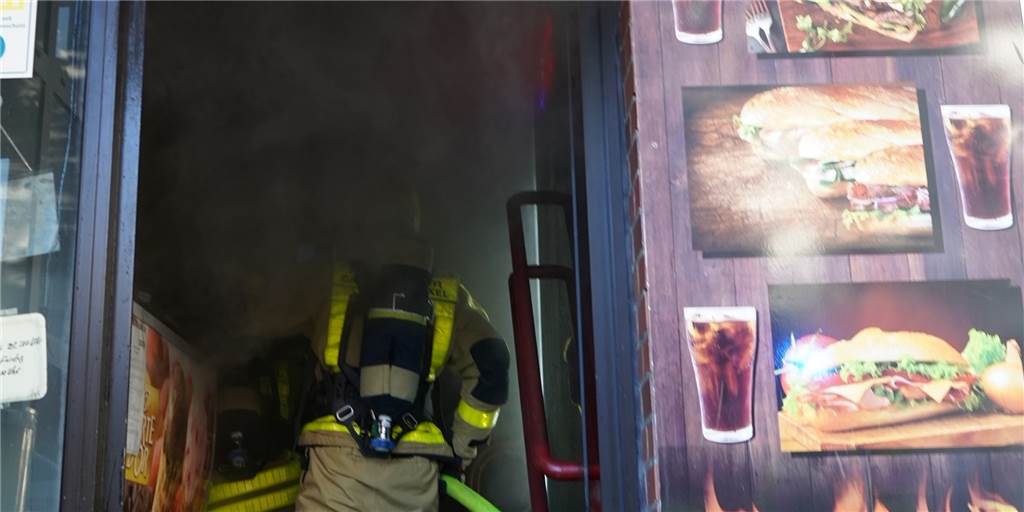 Nach Brand im beliebten Castrop-Rauxeler Imbiss: Das plant der Besitzer Feuerwehrmann in der Markt Baguetteria in der Castroper Altstadt