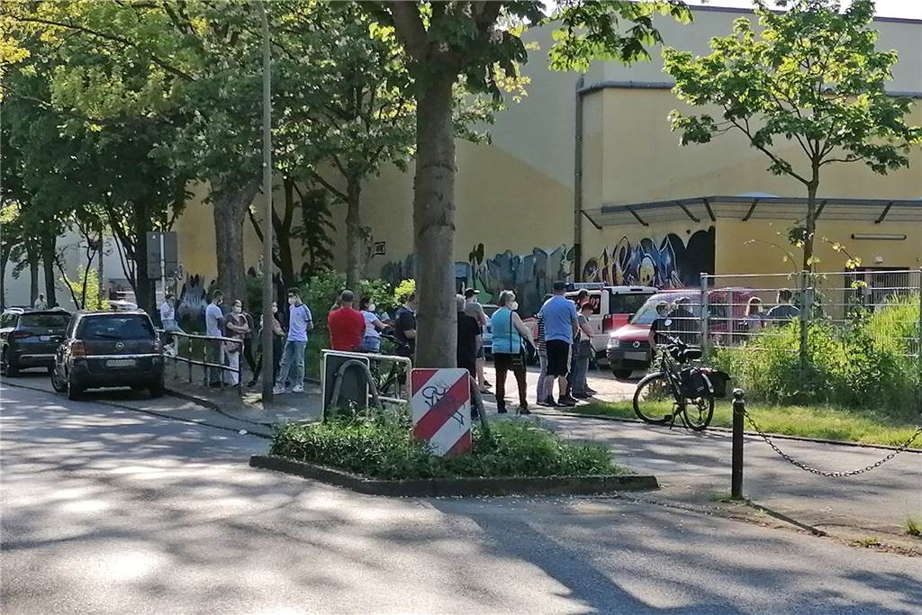 Sonder-Impfaktion: gute Resonanz – aber ein paar enttäuschte Gesichter Rund 30 Menschen hofften am Sonntagabend darauf, eine Impfung aus einer aufgezogenen, aber nicht verabreichten Dosis zu bekommen.