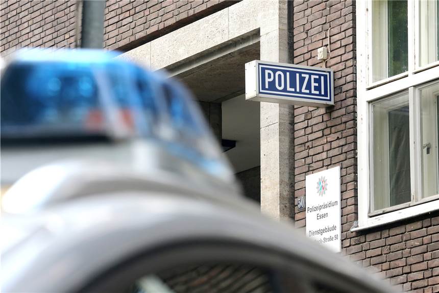 Rechtsextreme Chats: Polizist soll Verdächtigen geschlagen haben Rund 30 Polizistinnen und Polizisten, die meisten Beamten davon in Mülheim, stehen unter Verdacht, jahrelang rechtsextremen Chat-Gruppen angehört zu haben. Ein Verdächtiger muss sich jetzt gegenüber dem Vorwurf Körperverletzung im Amt verantworten.