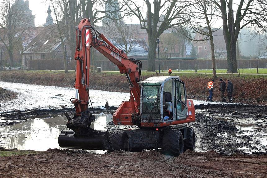 Rund 30 Zentimter Schlamm müssen aus dem Karpenteich abgetragen werden.