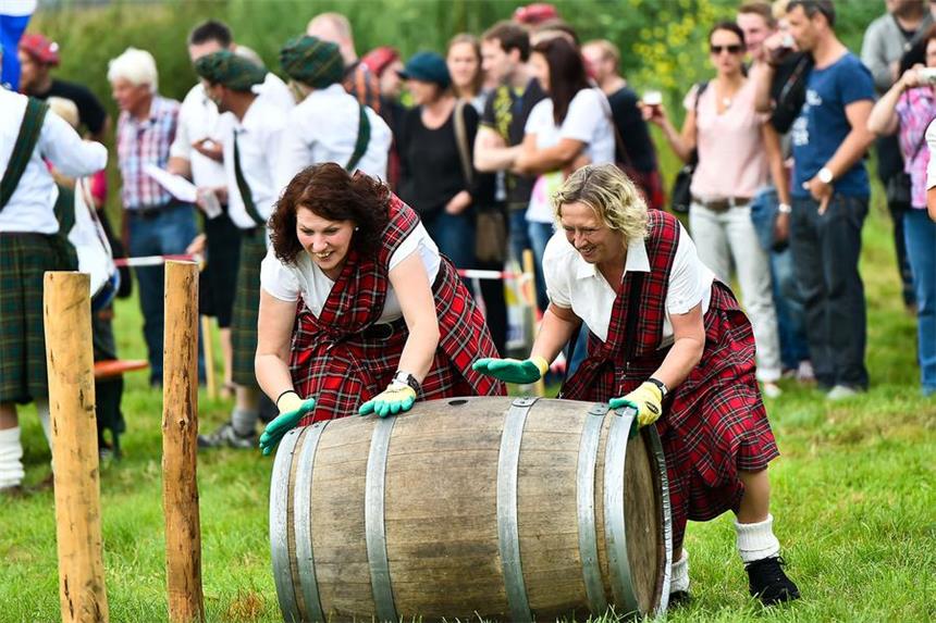 Rund 300 Besucher und insgesamt acht Teams kamen am Samstag zur vierten Auflage der Highland Games der Dorfbauern auf Hof Hans in Ahlintel.