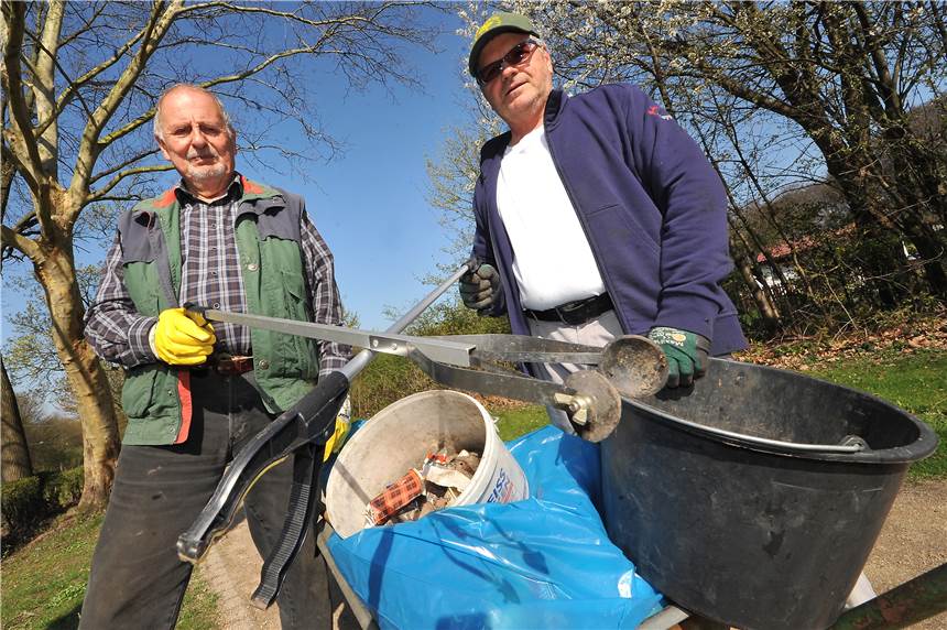Aktion im Herbst: Castrop-Rauxeler erteilen „Platzverweis dem Dreck“ Rund 300 Bürgerinnen und Bürger in 35 Gruppen erteilten 2019 dem Dreck einen Platzverweis. Mit dabei waren auch Hans-Jürgen Strojek und Werner Much vom KG Schellenberg.