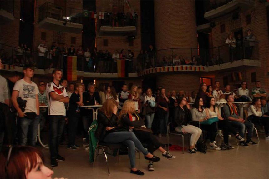 Rund 300 Fans erlebten im Bürgerhaus in Selm am Dienstag einen historischen Fußballabend: Deutschland besiegte Brasilien im WM-Halbfinale mit 7:1. 