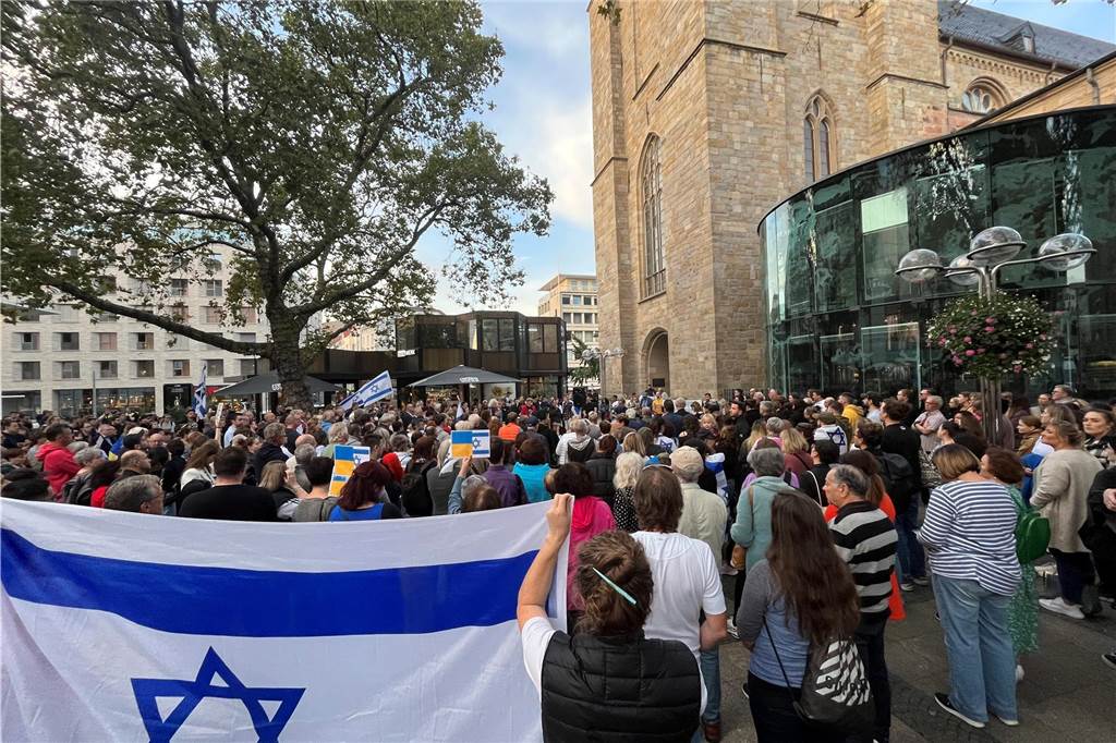 300 Teilnehmer bei Israel-Kundgebung in Dortmund Rund 300 Menschen nahmen laut Polizei an der Solidaritätskundgebung für Israel in der City teil. Viele kamen von Israel-Fahnen zu der Versammlung.