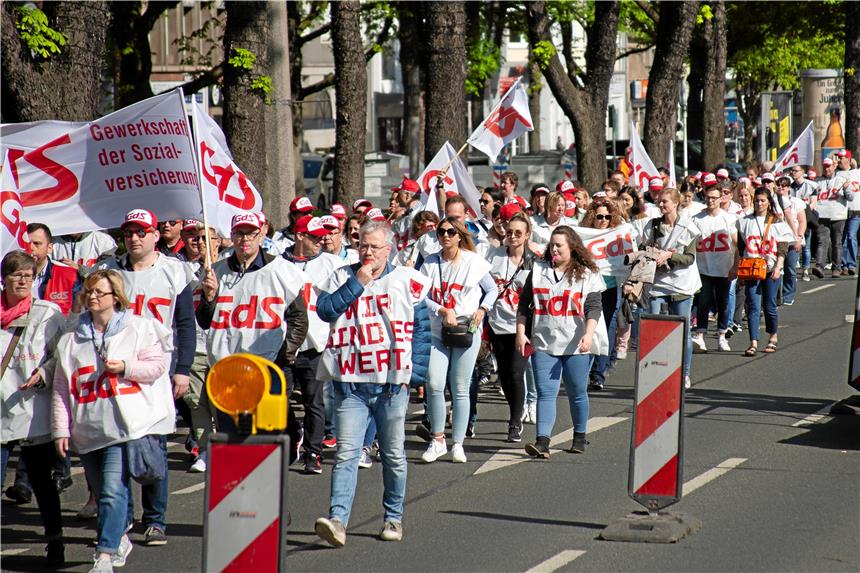 Angestellte fordern 5,5 Prozent mehr Gehalt Rund 300 Streikteilnehmer zeigten ihren Unmut.