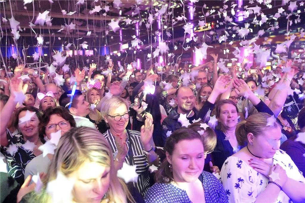 Solidarfonds-Schlagerparty: Superstars, Blitzlichtgewitter und ein goldenes Mikrofon Rund 3000 Fans feierten in der Europahalle.