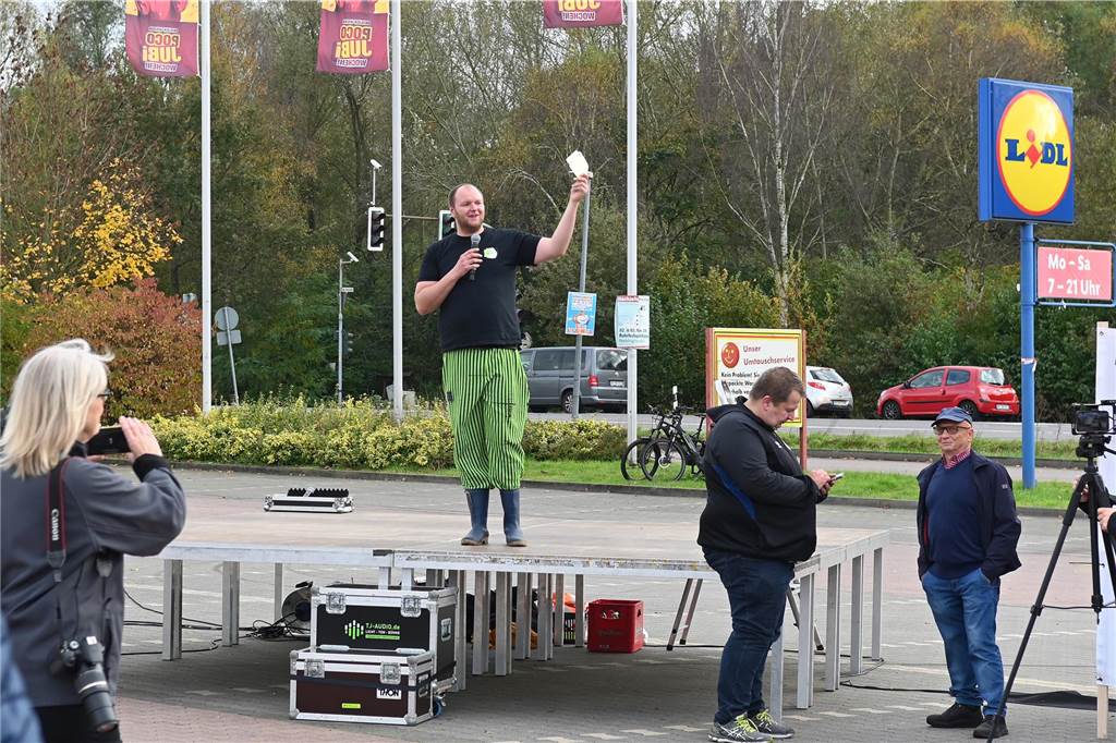 Rund 350 Menschen kamen zur Demonstration gegen die Deponie-Pläne an der Marler Straße.