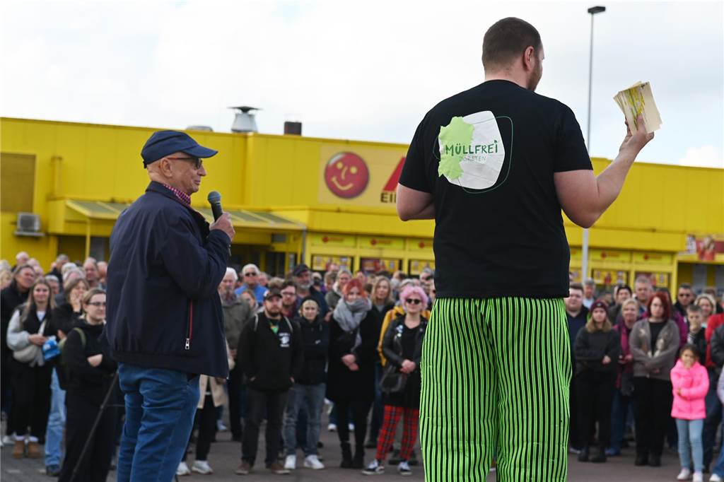 Rund 350 Menschen kamen zur Demonstration gegen die Deponie-Pläne an der Marler Straße.