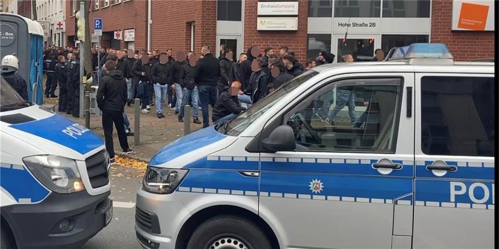 350 VfB-Ultras wollten BVB-Fans angreifen: Polizei verhindert Riesen-Schlägerei Rund 350 VfB-Ultras sorgten am Samstag (22.10.) für einen Großeinsatz der Polizei.