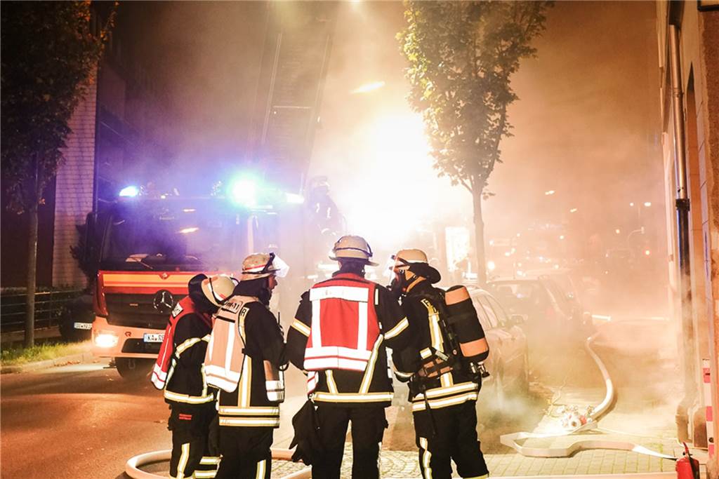 Wieder brennt es im Westen: Feuerwehr rettet Bewohner über die Drehleiter Rund 40 Einsatzkräfte waren zum Brand in Lütgendortmund ausgerückt.