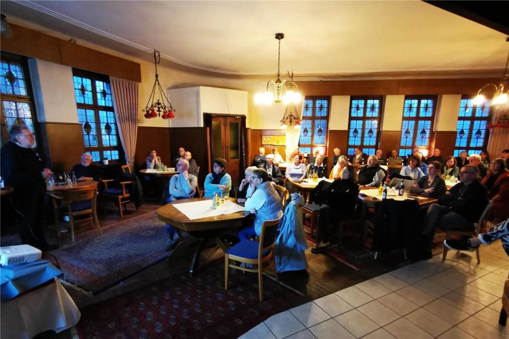 Wohnprojekt mit Bürgerkneipe im Selmer Hof: Viele Mitstreiter gesucht Rund 40 Interessenten waren in den Gastraum des Selmer Hofs gekommen, um sich von Architekt Wilhelm Gryzcan-Wiese die Pläne für einen Erhalt des markanten Gebäudes erklären zu lassen.