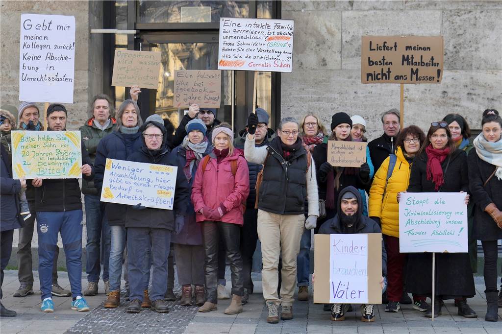 Dortmunder setzen sich für Abdollahi S. ein - „Ich warte auf ihn“ Rund 40 Personen haben sich bei einer Mahnwache vor der Dortmunder Ausländerbehörde für Abdollahi S. eingesetzt.