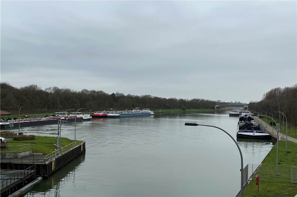 Heiko van Bussel ist mit seinem Schiff in Dorsten gestrandet Schiffe vor der Schleuse in Dorsten