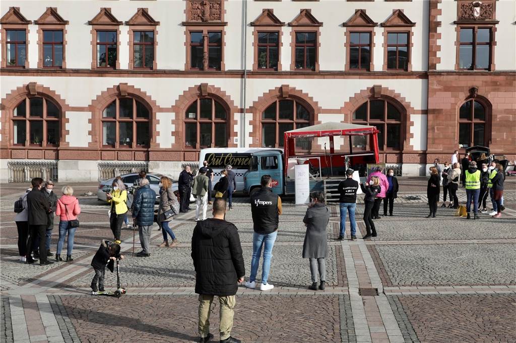 Westpark-Friseur: „Bei einem dritten Lockdown werde ich zum Kamikaze“ Rund 40 Teilnehmer hatte die halbstündige Demo am Ende. Da war das obligatorische Abstandhalten nicht schwer.