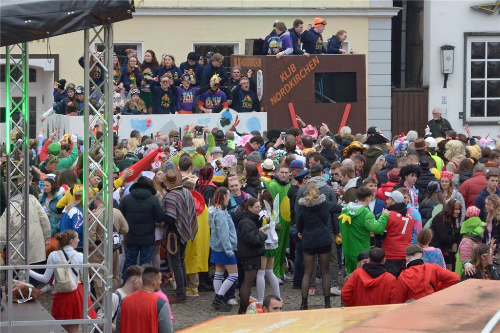 Jecken erobern Werne an Rosenmontag und feiern bis spät in die Nacht Rund 40 Umzugswagen und Fußgruppen zogen am Montag unter anderem durch die Steinstraße und am Marktplatz vorbei.