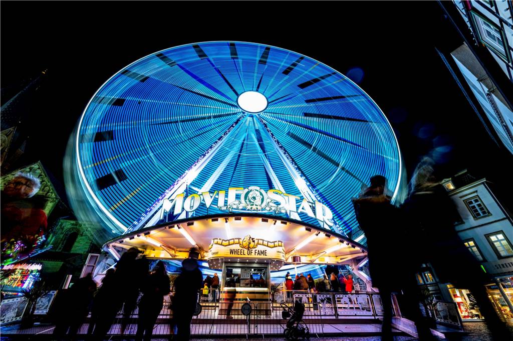 Allerheiligenkirmes Soest 2022: Attraktionen, Öffnungszeiten und Anfahrt zum Volksfest in NRW Das Riesenrad dreht sich in der Dunkelheit.