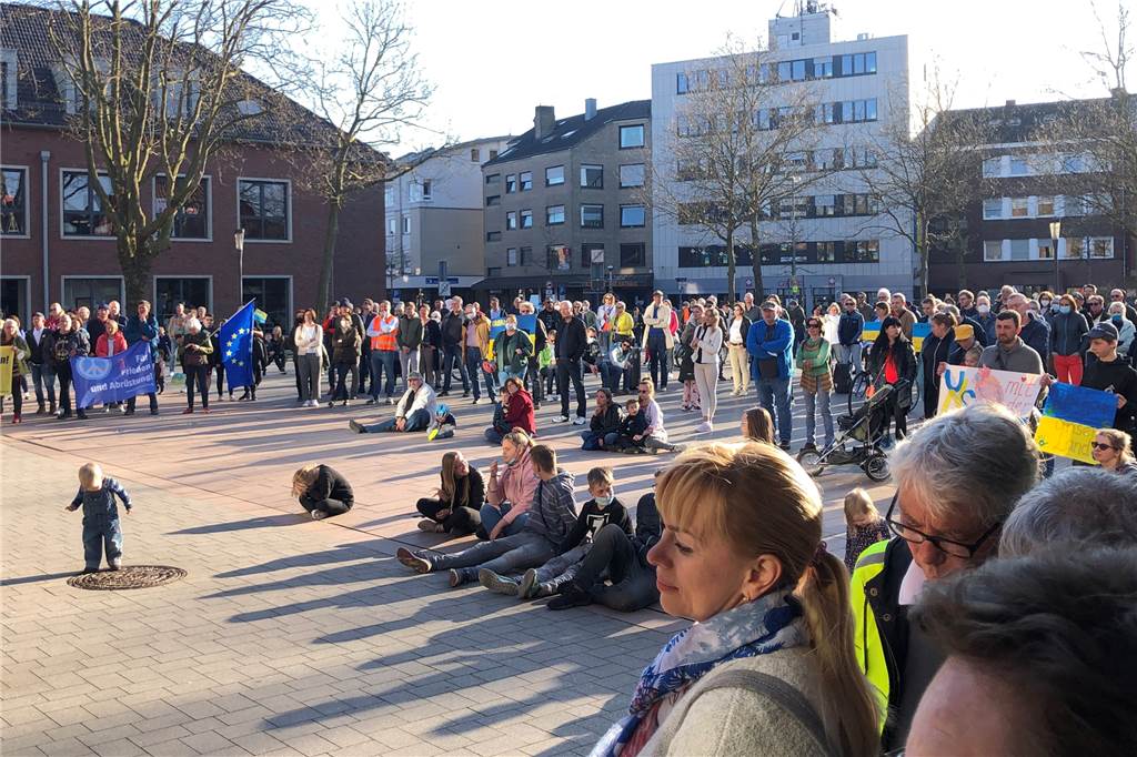 Mit Video: Ukrainischer Sirenenalarm lässt Ahauser für Moment erstarren Rund 400 Menschen zeigten auf der Kundgebung vor dem Rathaus ihre Solidarität mit der Ukraine.